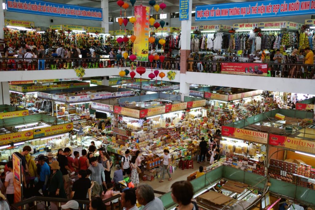Lối đi và quầy hàng bên trong Chợ Hàn